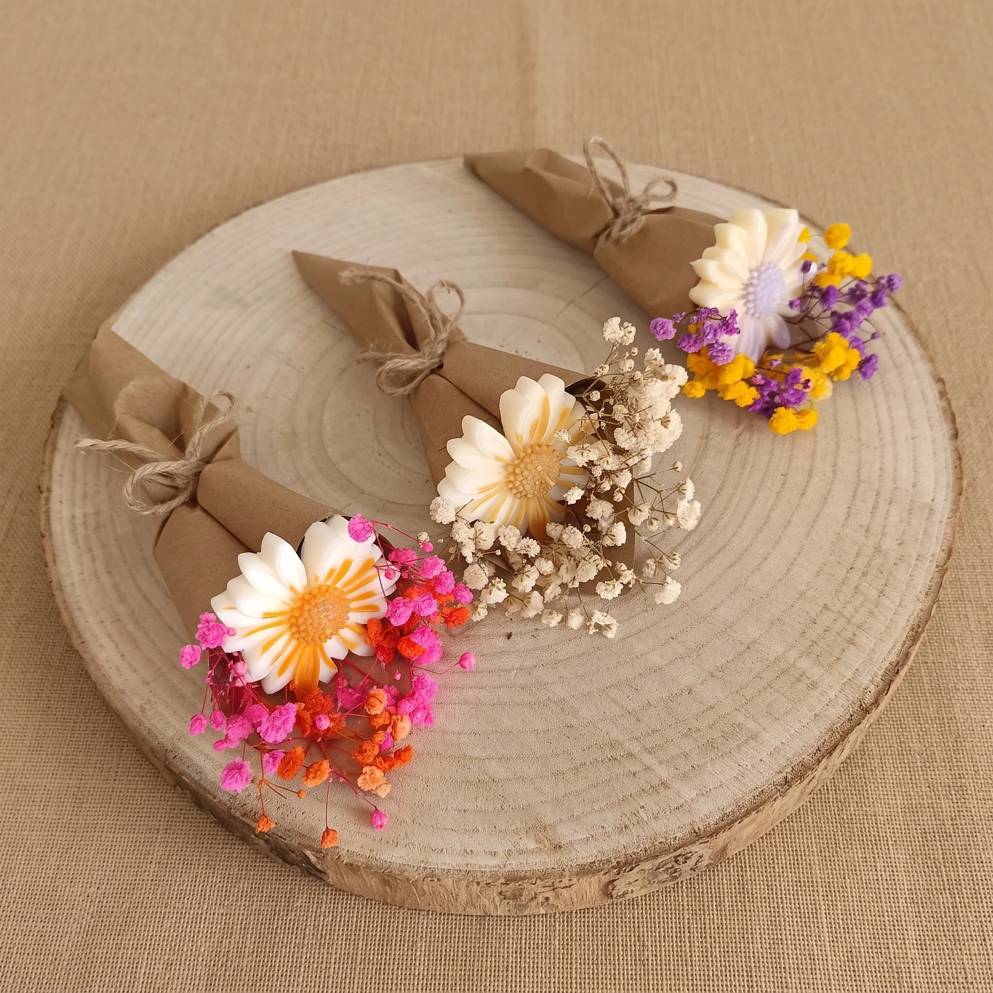 Petits bouquets de fleurs en cire emballés dans du papier kraft